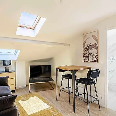 Cozy - Bright Skylight - Center